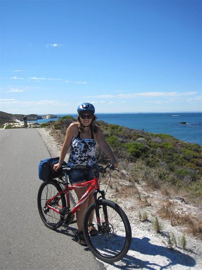 Fahrrad (übrigens mit nicht wirklich funktionierenden Bremsen, aber für was hat man einen Helm )