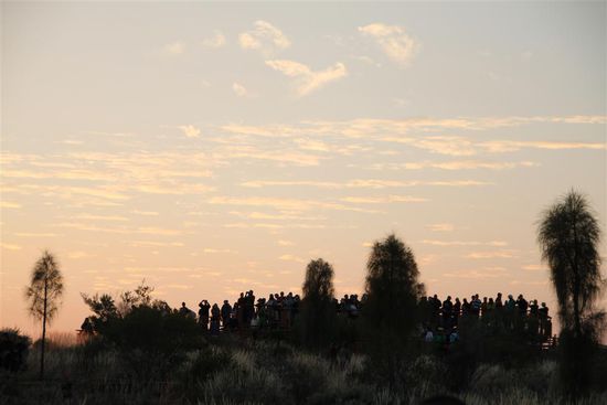 Menschenmasse beim Sonnenaufgang beim Uluru