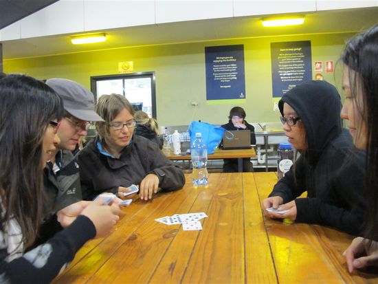 Kartenspiel mit unseren Hong Kong Girls: Verletzungsgefahr inklusive, welche Hand schlägt schneller 