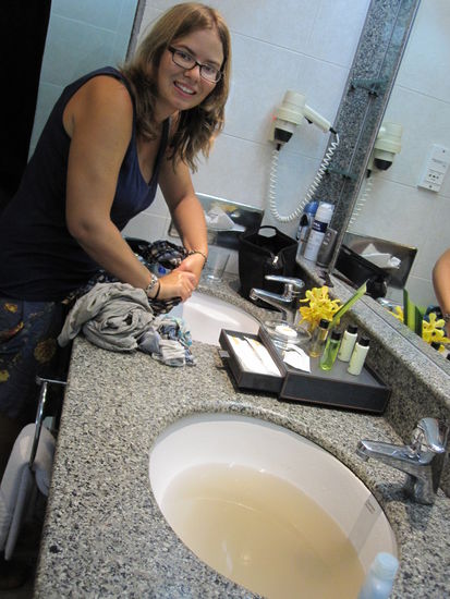 Aus Mangel an sauberen Kleidern haben wir ein paar Sachen von Hand ausgewaschen. Sooo sah das Wasser nachher aus 