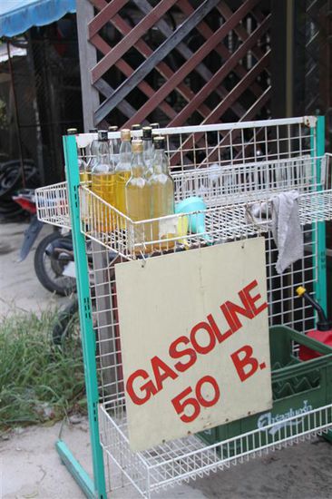 Ja so wird Benzin verkauft. Rob, unser Tauchlehrer, hat uns auch erzählt, dass einmal ein Thailänder sein Motorrad mit eben so einer Flasche aufgefüllt und nebenbei noch eine Zigarette geraucht hatte...