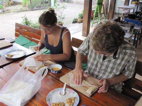 Bei der Zubereitung der Frühlingsrollen