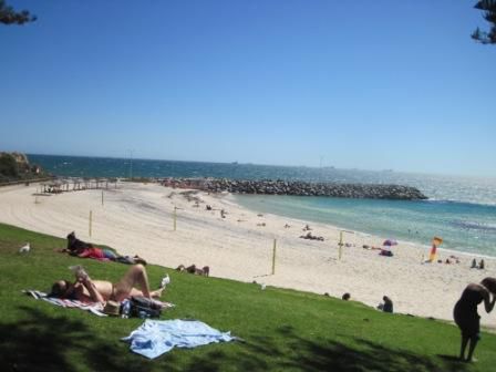 Im Gras ligge isch die einzig Möglichkeit zum am Abig nöd voller Sand ds si. Es windet nämli zimli oft zimli fescht. Guet für d'surfer, schlächt für de sunnebader