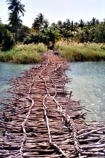 Holzbrücke über den schmalen Abschnitt einer Lagune, viele Tage später