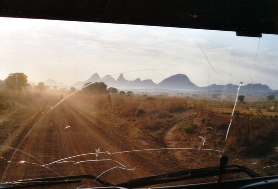 Eine Überlandstraße, betrachtet aus einer Fernfahrerkabine