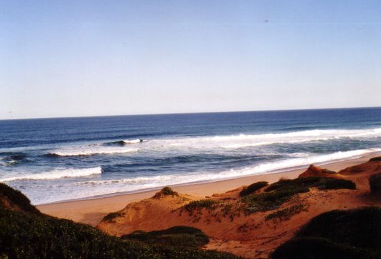 Endlos einsame Sandstrände und der gelegentlich sogar raue Indische Ozean