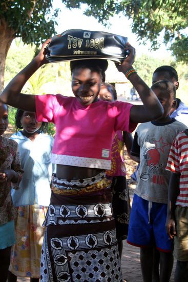Tanzendes Mädchen, das meinen Lieblingsverein (TSV 1860 München) auf den Kopf stellt