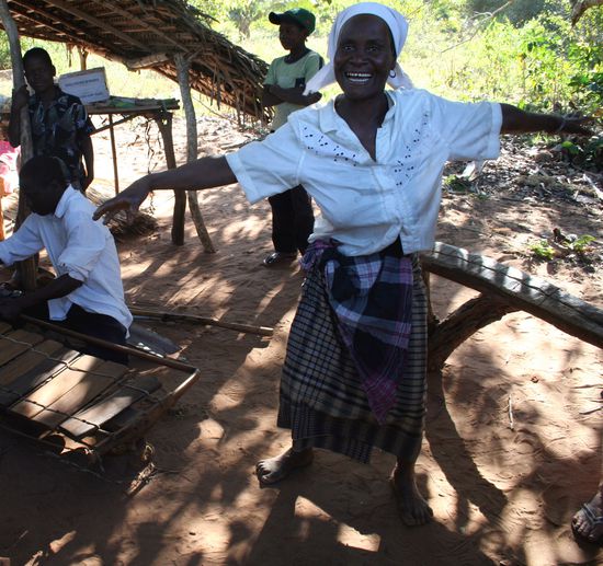 Vom Palmwein beseelte Frau tanzt zu den Klängen einer Marimba