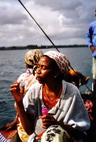 Beim Seifenblasenpusten auf der Dhau nach Maxixe