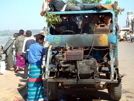 Privater Nahverkehr in Mawlamyine im Süden Myanmars