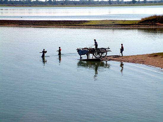 Baden gehen in der Nähe von Mandalay.
