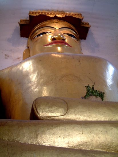 Buddhas in allen Größen, aber immer nur in einer Farbe: Gold