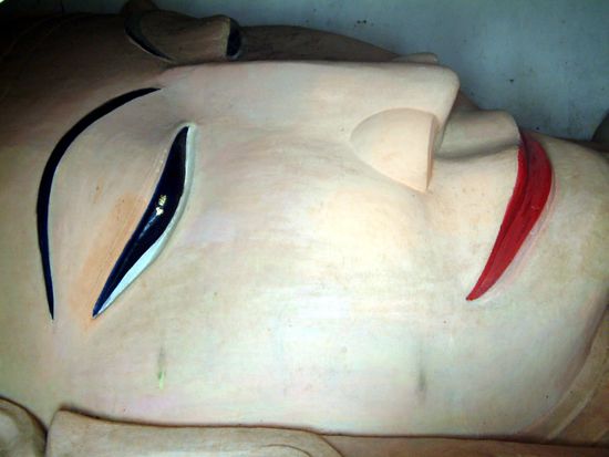 Ein liegender Buddha, schon auf dem Weg ins Nirwana. Deshalb sein Lächeln.