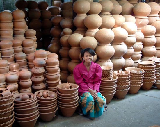 Eine Marktfrau in einer Zeit, in der Plastik noch keine besondere Rolle spielt.