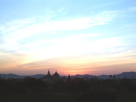 Nach dem Sonnenuntergang ragen die Spitzen der Stupas wie Tannen in die Höhe.