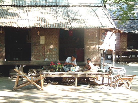 Eines der "besseren" Stelzenhäuser, es hat ein Blechdach.