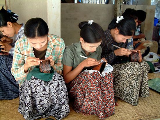 Beim Gravieren von Lackschalen.