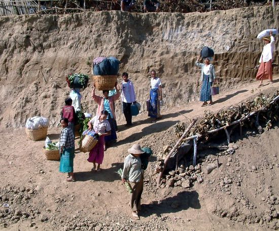 Neue Passagiere kommen an Bord.