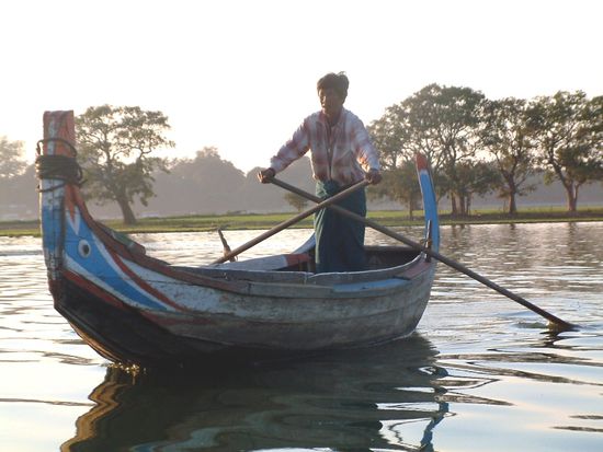 Gondoliere auf dem Thaungthaman-See