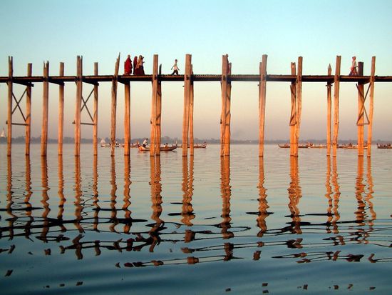Mönche auf der U Bein-Brücke am späten Nachmittag.