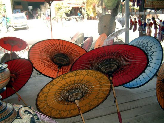 Ein kleines Beet aus bunten Schirmen.