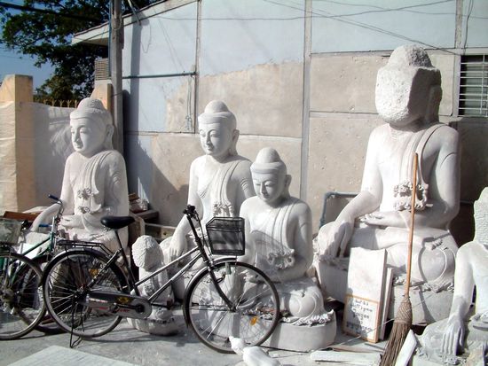 Buddhas im Marmoratelier, einige warten noch auf ihre Kopfgeburt.