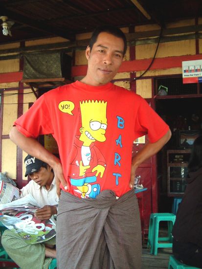 Der Wirt eines Straßencafés. Er wollte unbedingt fotografiert werden, vermutlich seines famosen T-Shirts wegen.