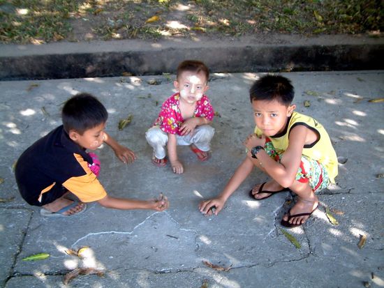 Kinder, die ich so unverfroren war, beim Spielen zu stören.