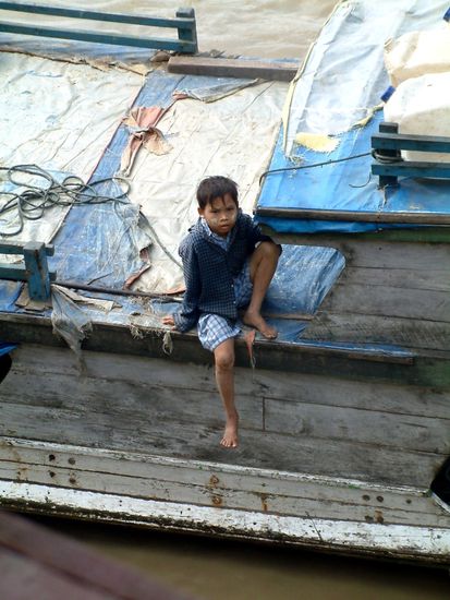 Baumelndes Bein auf Boot.