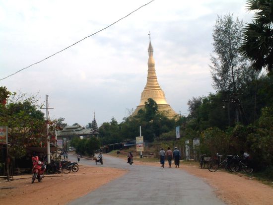 Schon längst wieder Erinnerung: Eine Stupa in einem Städtchen in Myanmar. Unverbaut.