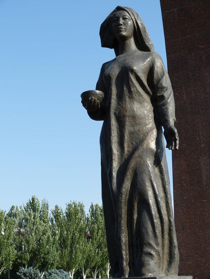 In Erwartung der Heimkehrenden. Siegesdenkmal in Bischkek.