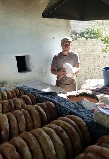 Ein Bäcker am Tandur-Ofen.
