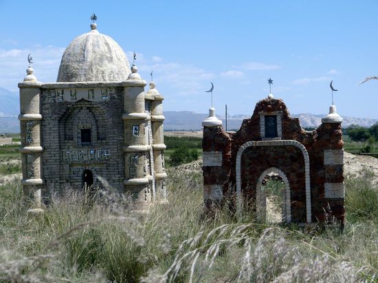 Grabpaläste am Wegesrand