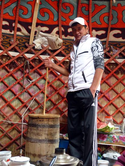 Freund Farhad vorm Kymysfass in der Jurte.