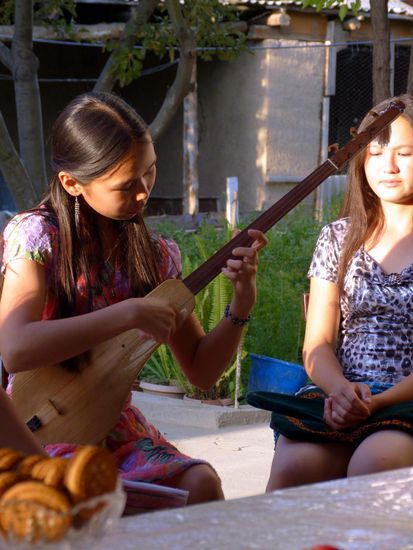 Komuzkonzert mit Keksen.