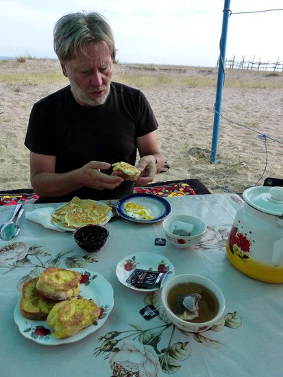 Gleich hinter dem Frühstück der See.