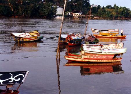 Fährverkehr uf dem Sarawak-Fluss.