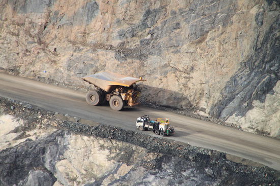 Die großen LKW´s können bis zu 250 Tonnen des Gesteins laden