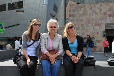Melli mit Family am Federation Square - dem Treffpunkt der Melbourner