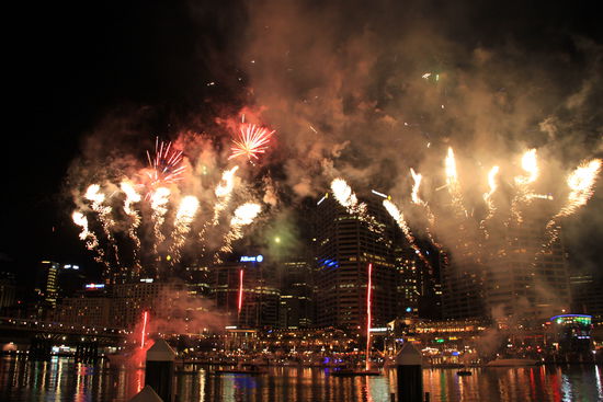 Hier der Darling Harbour bei Nacht mit Feuerwerk