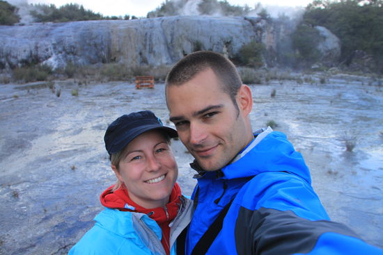 Die glücklich Reisenden im "Open-Air-Dampfbad"