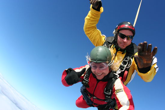 Ja, man sieht wirklich nicht toll aus im freien Fall. Testet doch mal wie ihr ausseht - rast einfach mit Tempo 200 über die Autobahn und haltet den Kopf aus dem Fenster 