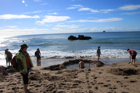 Andere suchen immernoch nach heißen Stellen, bzw. schaufeln einfach mal wild drauflos 