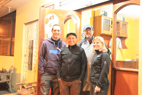 DANKE DARIO für den tollen Tag der uns Ecuador wieder ein Stück "näher" gebracht hat.
DANKE CÄSAR für das leckere Essen. Wir wünschen Euch ganz viel Erfolg und das nötige "Quäntchen Glück" bei eurem gemeinsamen "Projekt"!