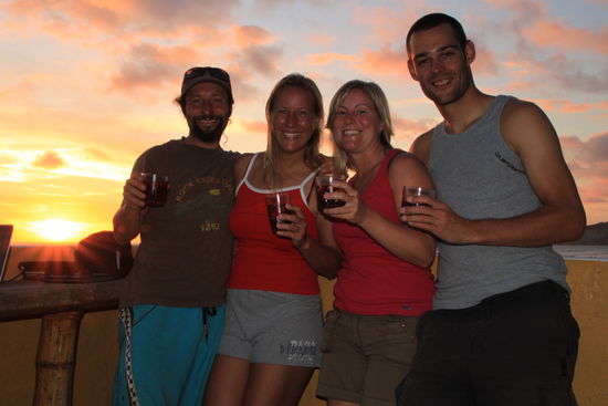 ...die wir meistens von der Dachterrasse aus beobachteten - und immer mit einem leckeren Sundowner!