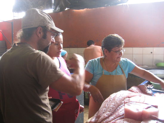 Tom beim Fischeinkauf