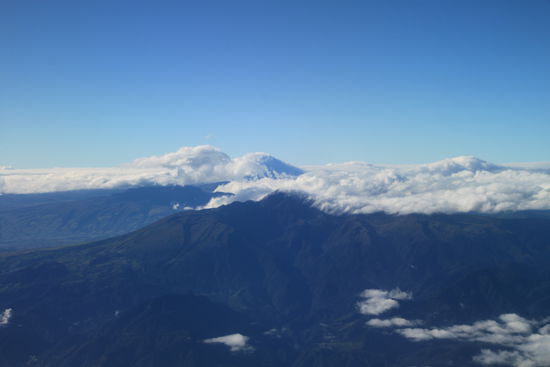 Der Cotopaxi hat sich zwar in Wolken versteckt, ist aber zu erahnen 