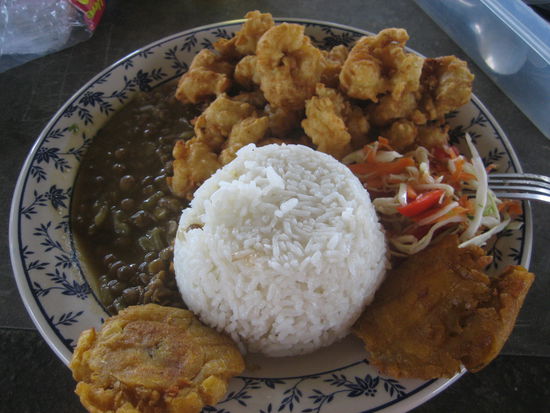 Camarones mit Reis, Kochbananen und Bohnengemüse