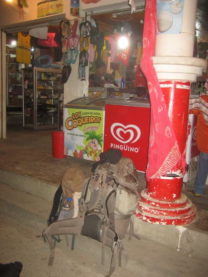 Mein Gepäck wartet an der "Bushaltestelle" auf den Nachtbus 