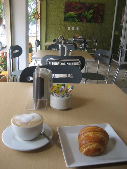 super Cappuchino, leckeres Croissant und im Hintergrund Jack Johnson 